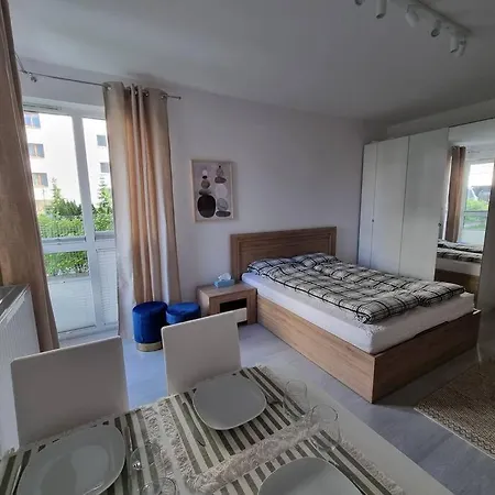 King-size Bed With Garden Apartament